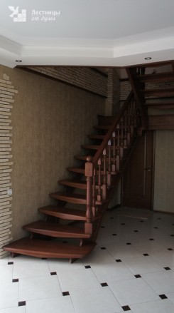 Двухмаршевая деревянная лестница на второй этаж