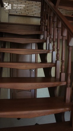 Двухмаршевая деревянная лестница разворотная