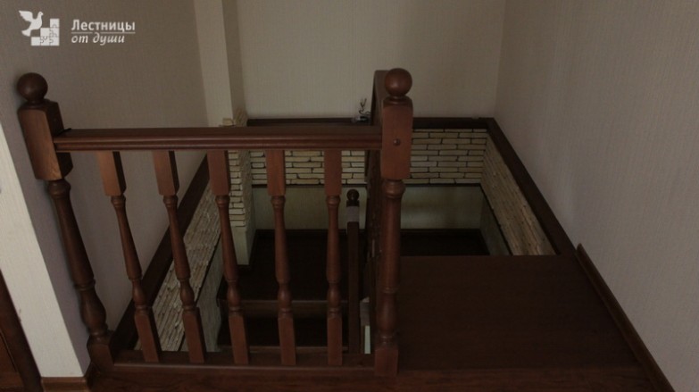 Двухмаршевая деревянная лестница с площадкой на косоуре премиум