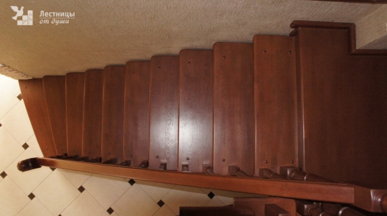 Двухмаршевая деревянная лестница с площадкой на косоуре