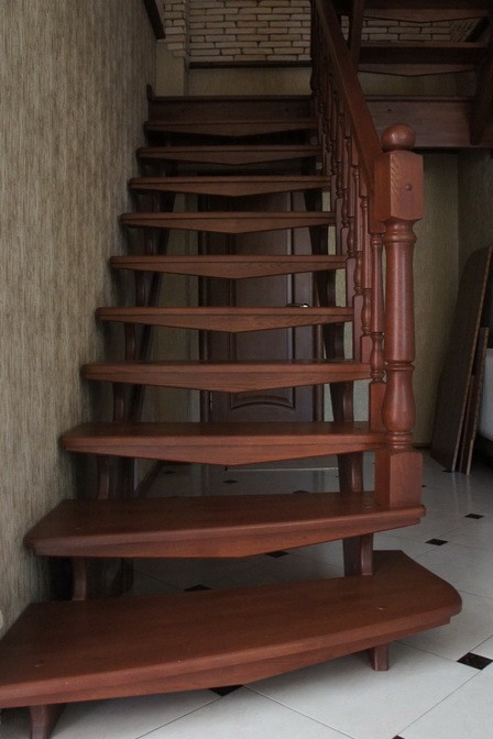 Двухмаршевая деревянная лестница с площадкой
