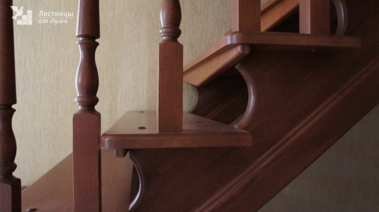 Двухмаршевая деревянная лестница с поворотом на 180