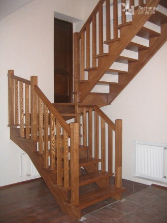 Двухмаршевая деревянная лестница тонированная