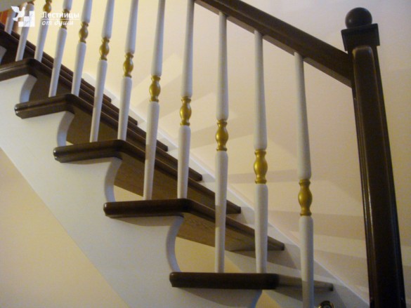 Двухмаршевая лестница из дуба и сосны двухцветная