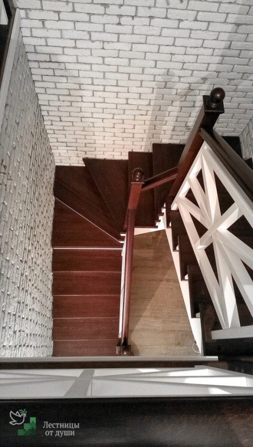 Двухцветная лестница с деревянным ограждением