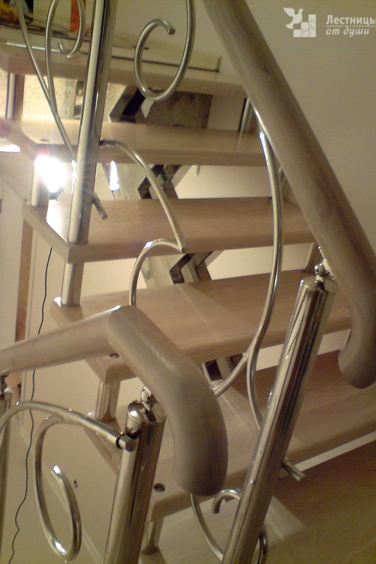 Фигурные красивые ограждения лестниц из нержавейки
