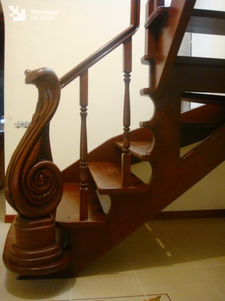 Фигурный столб двухмаршеваой дубовой лестницы