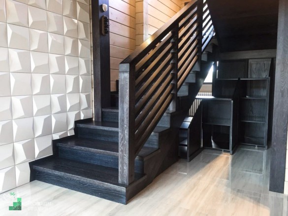 Черная лестница с серебристой патиной деревянная в доме