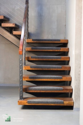 Лестницы на второй этаж на металлическом каркасе с деревянными ступенями