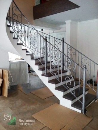 Полувинтовая лестница из бетона, дерево / металл