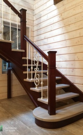 Комбинированная лестница из сосны и ясеня
