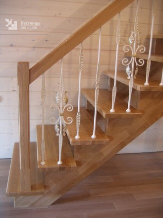 Кованые балясины лестницы из дуба