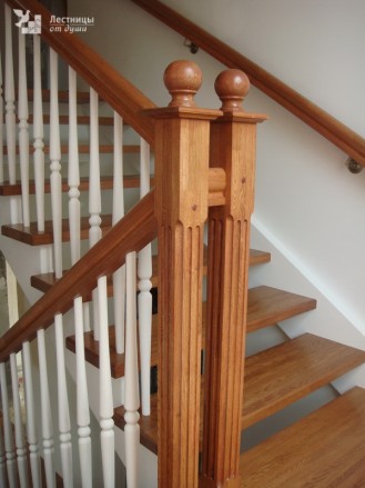 Лестница деревянная на тетивах с поворотом на 180