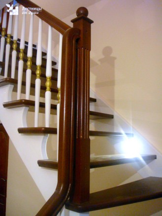 Лестница для дома из дуба и сосны с пригласительными ступенями