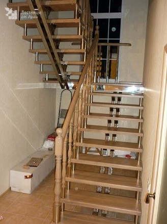Лестница из нержавейки с деревянными ступенями