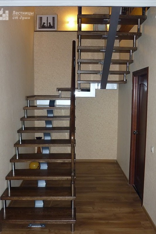 Лестница из нержавейки с дубовыми ступенями