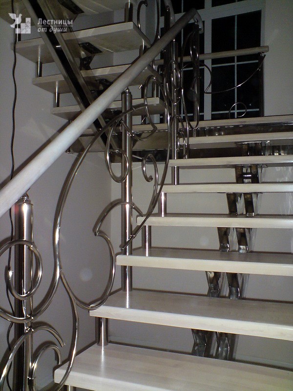 Лестница из нержавейки со ступенями из дуба