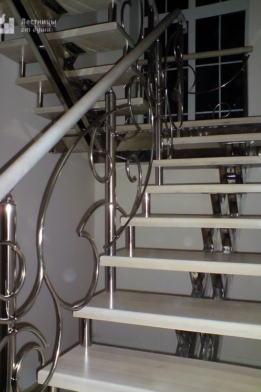 Лестница из нержавейки со ступенями из дуба