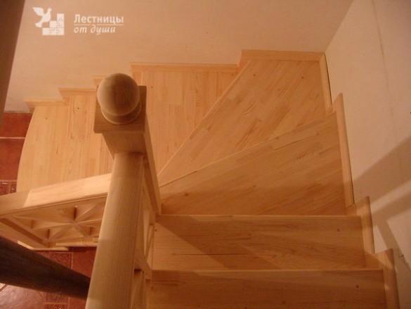 Лестница из сосны с забежными ступенями
