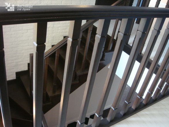 Лестница из ясеня для дома на косоурах с поворотом 180 трехмаршевая