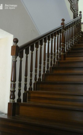 Лестница из ясеня двухмаршевая с забежными ступенями