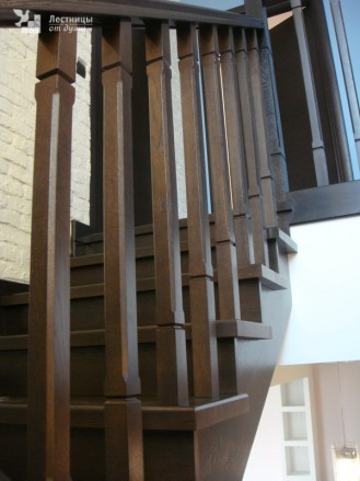 Лестница из ясеня п-образная трехмаршевая на косоуре