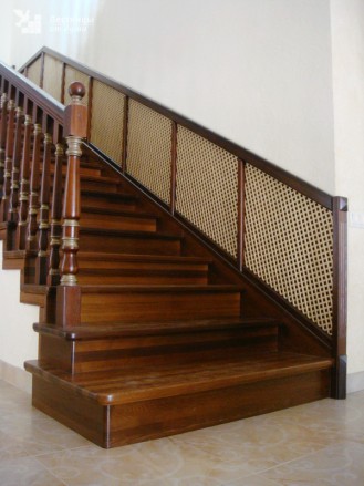 Лестница из ясеня с пригласительными ступенями