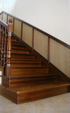 Лестница из ясеня с пригласительными ступенями