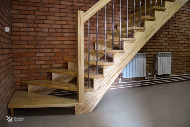 Лестница из лиственницы в стиле модерн