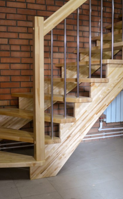 Лестница из лиственницы в стиле модерн