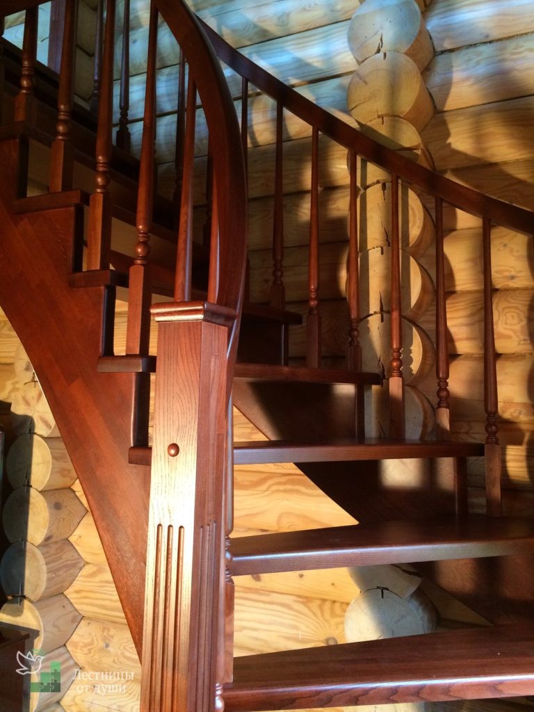Лестница с забежными ступенями из ясеня