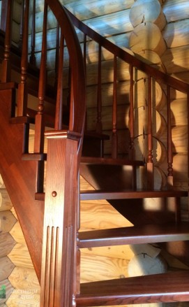 Лестница с забежными ступенями из ясеня