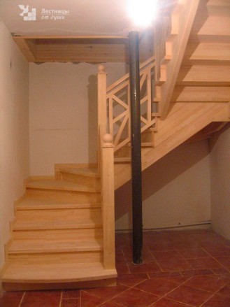 Недорогая лестница для дачи из сосны