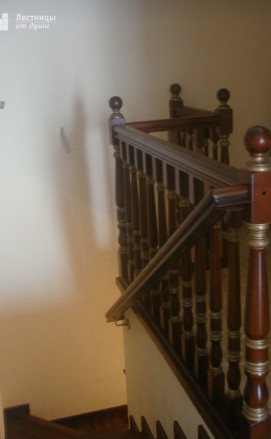 Ограждение второго этажа лестницы из ясеня