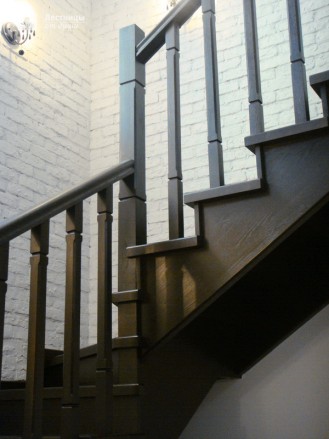 П-образная деревянная лестница на косоурах из ясеня