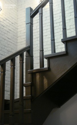 П-образная деревянная лестница на косоурах из ясеня