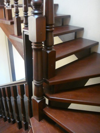 Поворотная лестница из лиственницы на 180 градусов