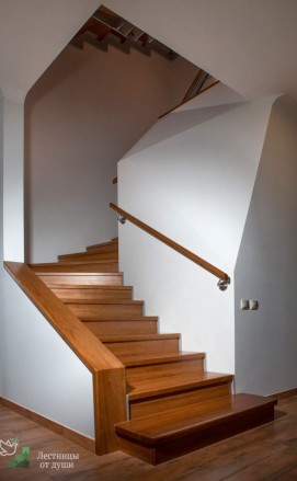 Облицовка металлического каркаса лестницы на второй этаж деревянными ступенями