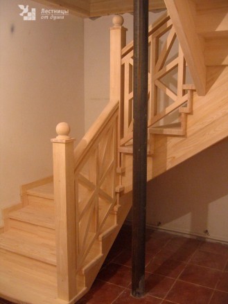 Трехмаршевая деревянная лестница для дачи