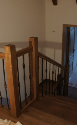 Деревянная лестница с коваными ограждениями