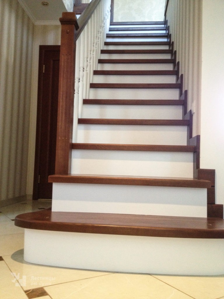 Прямая лестница с пригласительной ступенью из сосны и дуба двухцветная