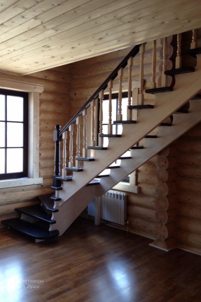 Комбинированная лестница для деревянного дома
