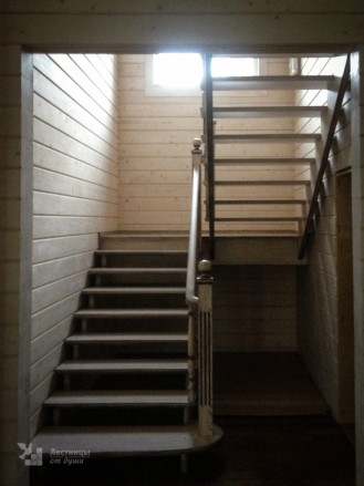 П-образная лестница в стиле прованс