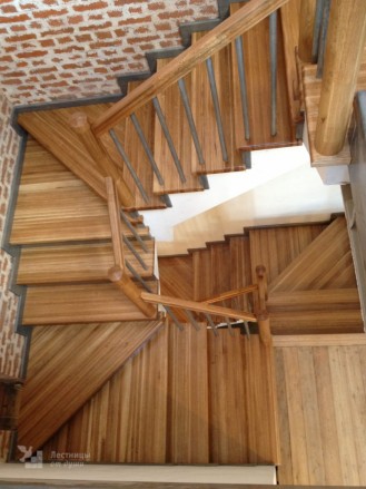 Деревянная лестница на второй этаж