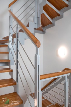 Минималистичная деревянная лестница с металлом купить