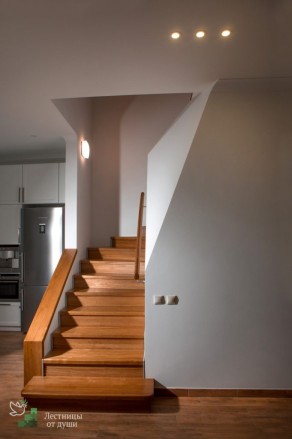 Современная лестница из ясеня с металлом в стиле хайтек