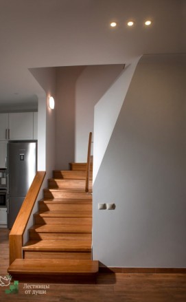 Современная лестница из ясеня с металлом в стиле хайтек