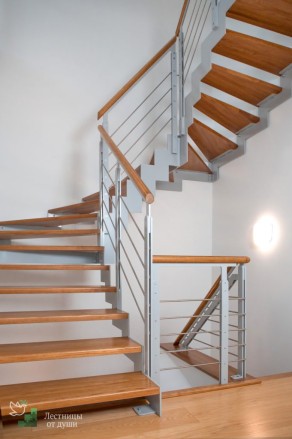 Деревянная лестница в современном стиле