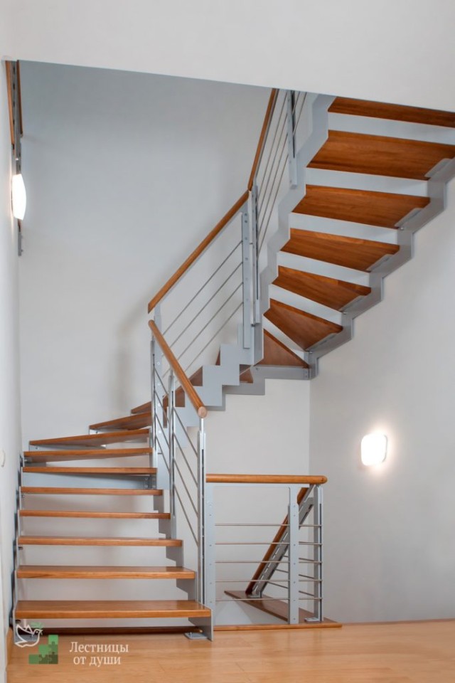 Современная деревянная лестница в стиле минимализм