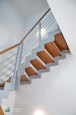 Минималистичная деревянная лестница с металлом